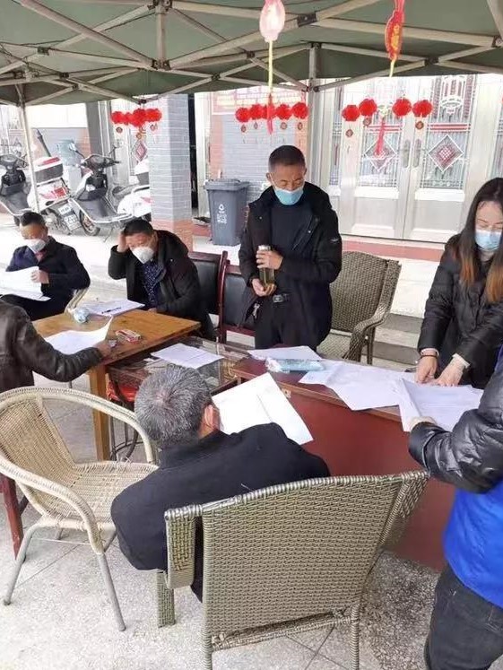 1580960539984064672.jpg 邓树华在村委会执班点执班.jpg