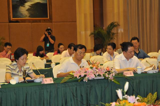 全国人大代表和省人大代表视察我市现代畜牧业