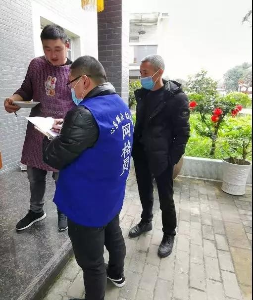 邓树华（右一）入户开展调查.jpg
